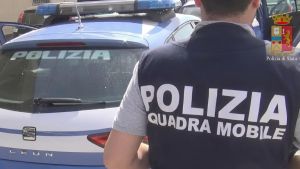 Tenta la fuga in bici elettrica ma finisce in un cantiere: arrestato pusher, in manette anche una donna