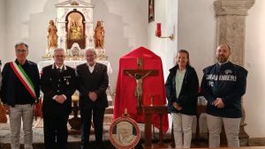 Furto sacrilego scoperto dopo 35 anni: tornano in chiesa due antichi crocifissi rubati