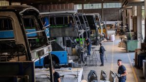 La cadena de montaje manual de la industria del autobús catalana desafía la automatización global