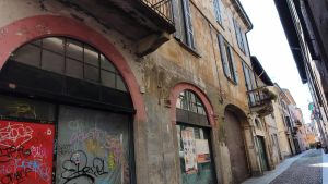 Nuovo studentato a Pavia, la famiglia che viveva nell’immobile: «Unica soluzione trasferirci in Toscana»
