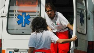 Incidente a Brescia, perde il controllo della moto e si schianta contro il semaforo: morto centauro /