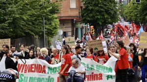 Una multitudinaria manifestación recorre Gijón en defensa de una vivienda accesible y asequible: 
