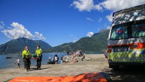 Vento forte sul lago di Como: due kitesurfer si schiantano contro la scogliera a Dervio