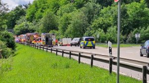 Großaufgebot an Rettungskräften auf der B 518: Verkehrsunfall fordert drei Verletzte