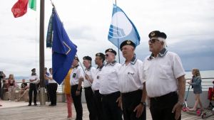 L’appello del sindaco Corbatto sotto la Bandiera Blu: «Grado va tenuta pulita»