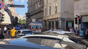 Moto sbanda per evitare di investire un cieco e colpisce tre persone a Trieste: ferita anche una bambina