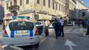 Moto sbanda per evitare di investire un cieco e colpisce tre persone: l’incidente in corso Saba a Trieste