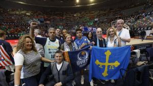 Marea azul en La Coruña: la afición del Alimerka Oviedo Baloncesto empuja al equipo en su pelea por el ascenso a la ACB