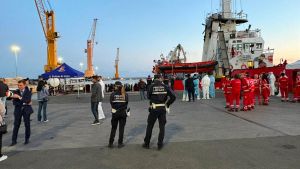 Marina di Carrara, sbarcano 58 migranti. La commozione dell’equipaggio