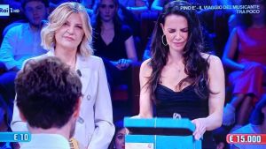Elena ad Affari Tuoi, da “fifona” a coraggiosa: tre cambi pacco e vince 22mila euro