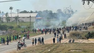 Policías, militares y unionistas fracasan en desbloqueo en San Julián; 32 heridos, cinco por bala y un posible muerto