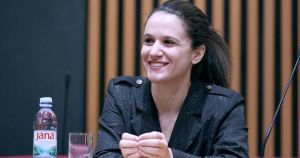 Tko je mlada državna tajnica koja je ukrala show na Prideu: Radila u Americi, kritizirala molitelje, a obožava Dinamo