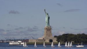 La estatua de la Libertad anuncia hamburguesas