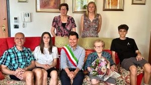 Sara Massari, da inserviente a staffetta partigiana. Festa per il centesimo compleanno con il sindaco