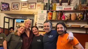Gwyneth Paltrow in città. Giro tra i banchi della Fiera e pranzo con la bruschetta