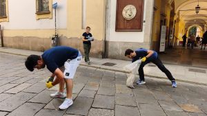 Pavia, multe a chi getta a terra i mozziconi
