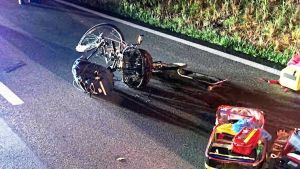 Tragedia prima del concerto, Zaccaria muore a 19 anni travolto di notte in bici. Grave l’amico 18enne