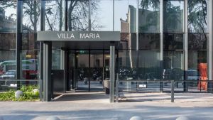 Si finge un parcheggiatore e ruba la Bmw dell’ortopedico