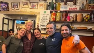 Gwyneth Paltrow in città: giro tra i banchi della Fiera e pranzo con la bruschetta