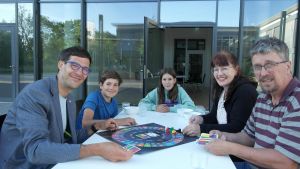 Würfelglück, Strategie und Spaß: Bei Brettspielen lässt sich zusammen mit anderen die Zeit vergessen