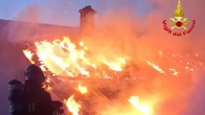 Incendio ad Aviano, fiamme devastano una rimessa agricola: salvate le abitazioni e cinque auto