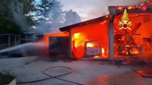 Incendio ad Aviano, le fiamme devastano una rimessa agricola