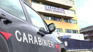 Napoli, tentano di rapinare 17enne che guida un'auto e sparano diversi colpi di pistola
