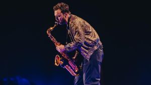 Cremonini al Circo Massimo: “Poi basta kolossal, torno al rock’n’roll”. E canta occhi negli occhi con la fiamma-performer Caterina Licini