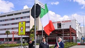 Il piazzale di via Popone a Udine intitolato ai vigili del fuoco: «Sempre vicini alla città»