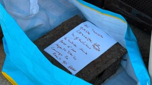 «L’ho trovata nel mio giardino», cassa arrugginita lasciata con un biglietto davanti al museo: intervengono gli artificieri