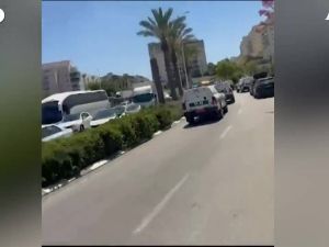 Sparatoria a nord di Tel Aviv, i soccorritori arrivano sui luoghi degli attacchi - Video