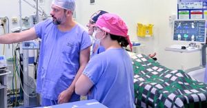 Robô cirúrgico chinês estreia no Brasil em operação inédita de joelho