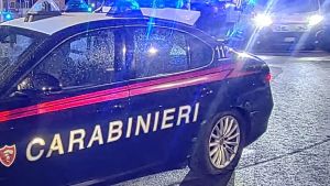 Scendono dal bus e scoppia la lite in strada: calci, pugni e bottigliate, ventiquattrenne accoltellato davanti al padre