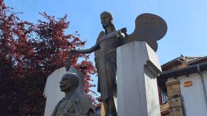 Del robo al extravío administrativo: nadie sabe dónde está la cadena (recuperada hace dos años por la Policía) que había sido sustraída del monumento dedicado a Teodoro Cuesta en Mieres