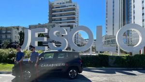 Maxi rissa fuori da un locale a Jesolo, diciottenne ferito