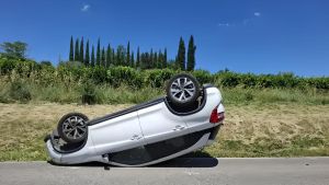 Esce fuori strada e si ribalta con l’auto: grave incidente in via Volterrana