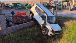 Jeep esce di strada e abbatte una colonnina del gas, ma del conducente nessuna traccia