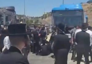 Haredim block traffic at south Jerusalem checkpoint after arrest of suspected rioter