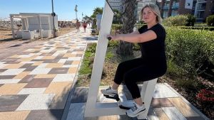 Jesolo punta sul fitness all’aperto: attrezzi in spiaggia e campi da padel sul litorale