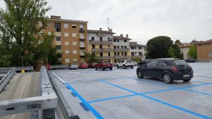Dipinte le strisce blu: il parcheggio multipiano di via Manzoni a Gorizia diventa a pagamento
