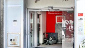 Buccinasco, assalto nella notte al bancomat Unicredit: esplosione distrugge lo sportello /