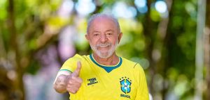 Sem munição, Folha volta a atacar a idade de Lula