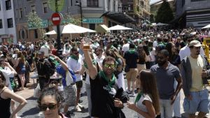 El restallu de la sidra desborda Oviedo con más de 11.000 personas en Gascona: 
