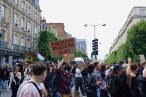 « Les gens demandent juste à faire la fête » : à Rennes, la jeunesse se mobilise contre la loi Ripost et la répression des free parties