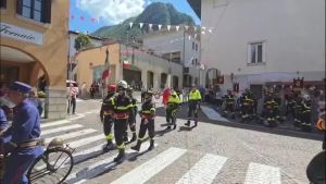 Il Friuli abbraccia i Vigili del Fuoco, in 1.500 a Gemona per il 50° anniversario del sisma: «Ci avete aiutato a rinascere»