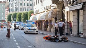 Si aggravano le condizioni della bimba travolta in corso Saba a Trieste: trasferita dal Burlo e intubata