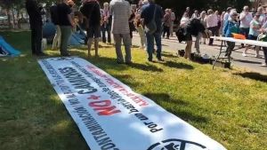 Los vecinos de La Calzada cambian durante media hora el ruido de los camiones por música, cortando el tráfico en Cuatro Caminos