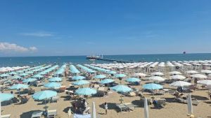 Lignano da tutto esaurito per il Corpus Domini: spiagge assaltate e caos viabilità per il concerto di Max Pezzali