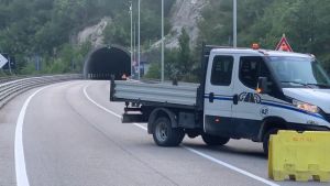 Schianto tra un’auto e una motocicletta tra Montereale Valcellina e Andreis, incendio nella galleria: un morto