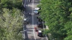Sara e gli amici travolti e sbalzati da un’auto sul ciglio della strada: morta la 16enne, gravi 4 ragazzini. Alla guida un 31enne